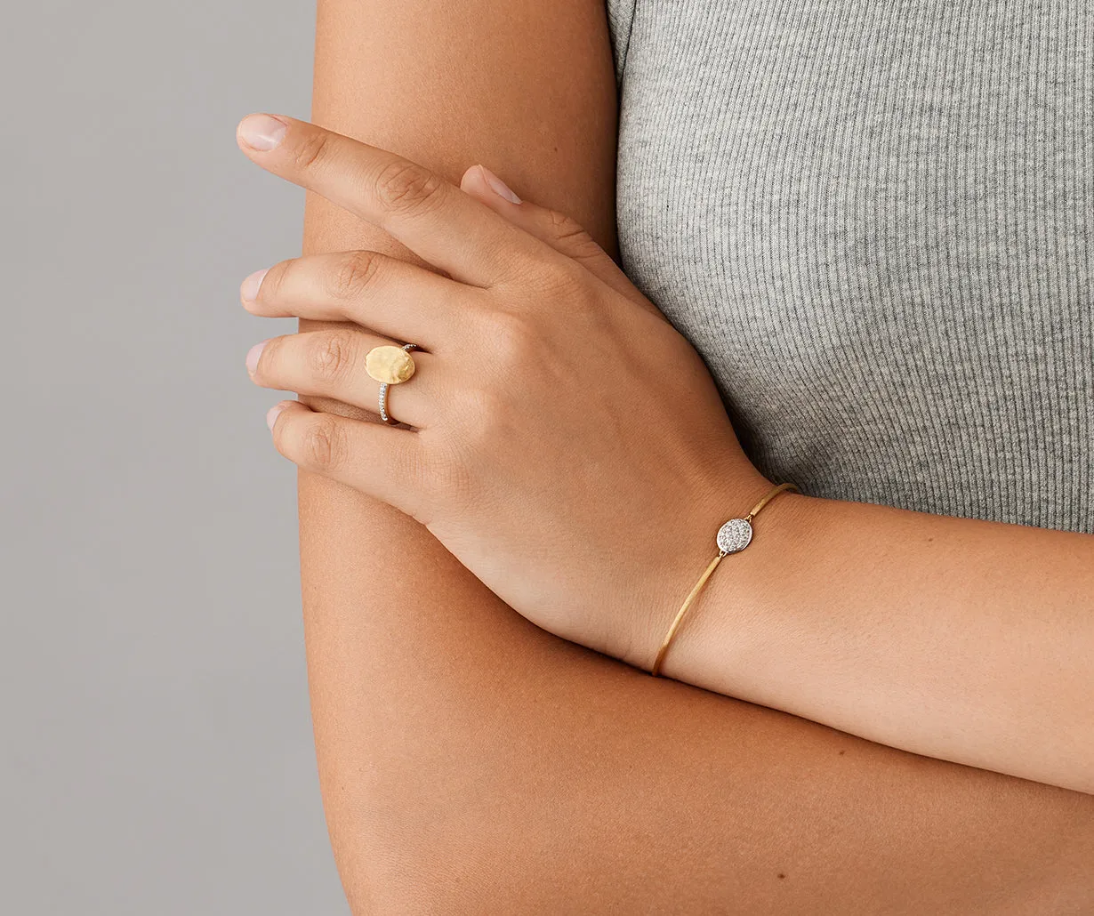 18K Yellow Gold Vertical Ring with Diamonds